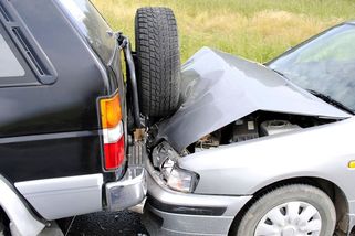 Pojišťovny musejí obětem nehod poskytnout náhradní vůz i doplatit mzdu - Novinky